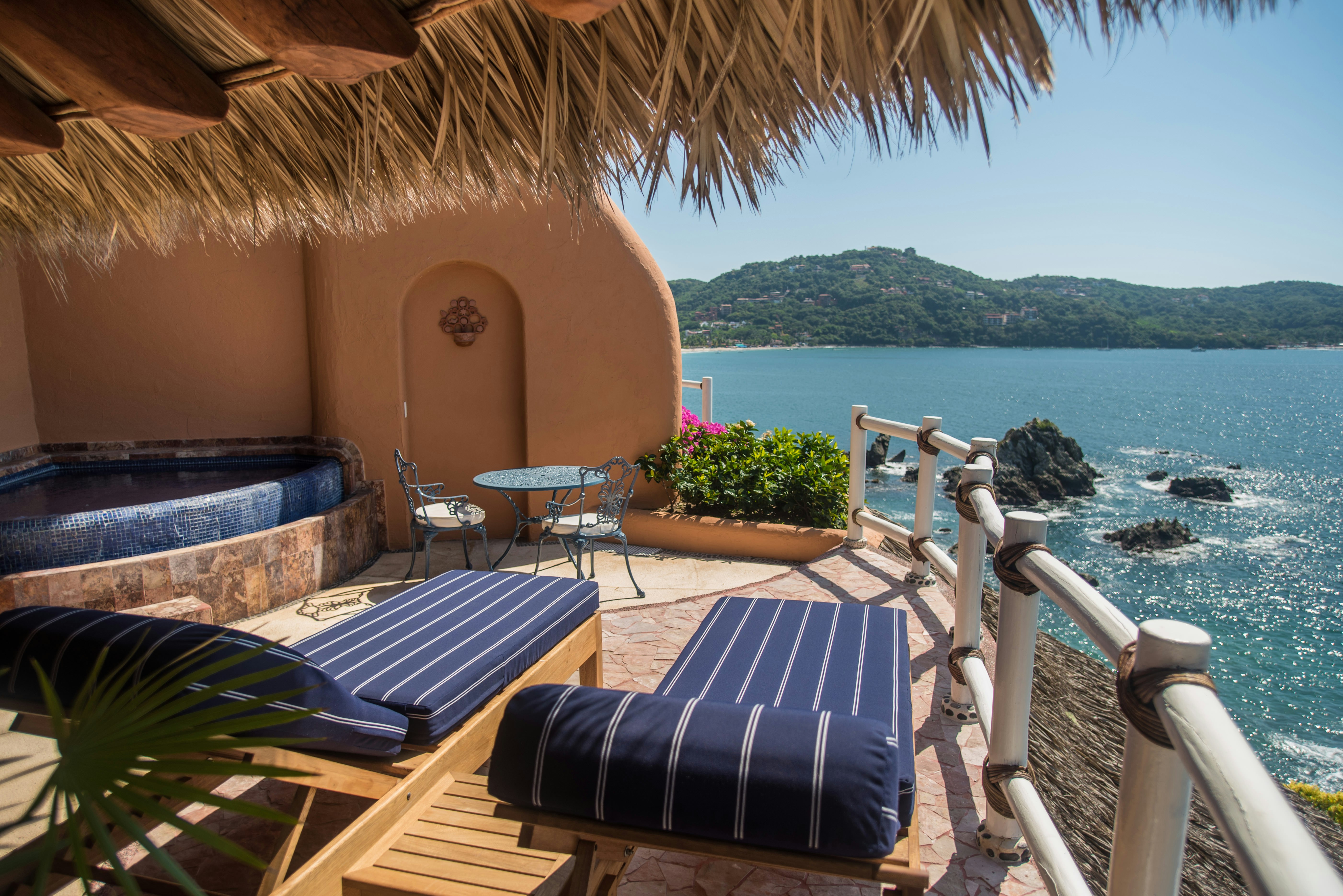 Villa El Murmullo – Oceanfront Junior Suite
