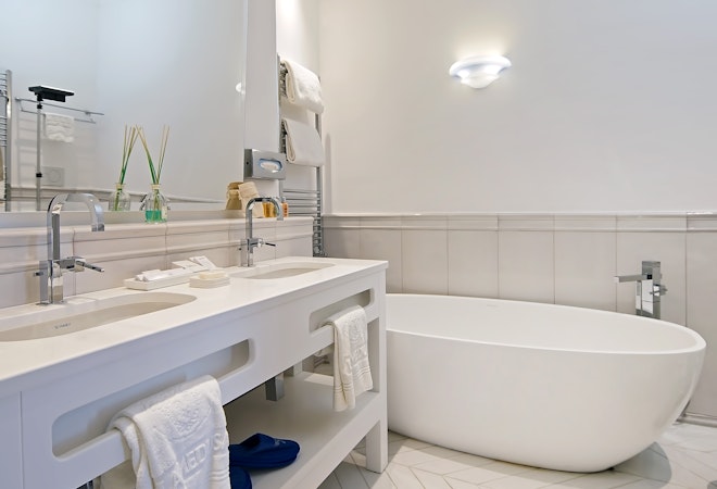 Junior Suite - Bathroom
