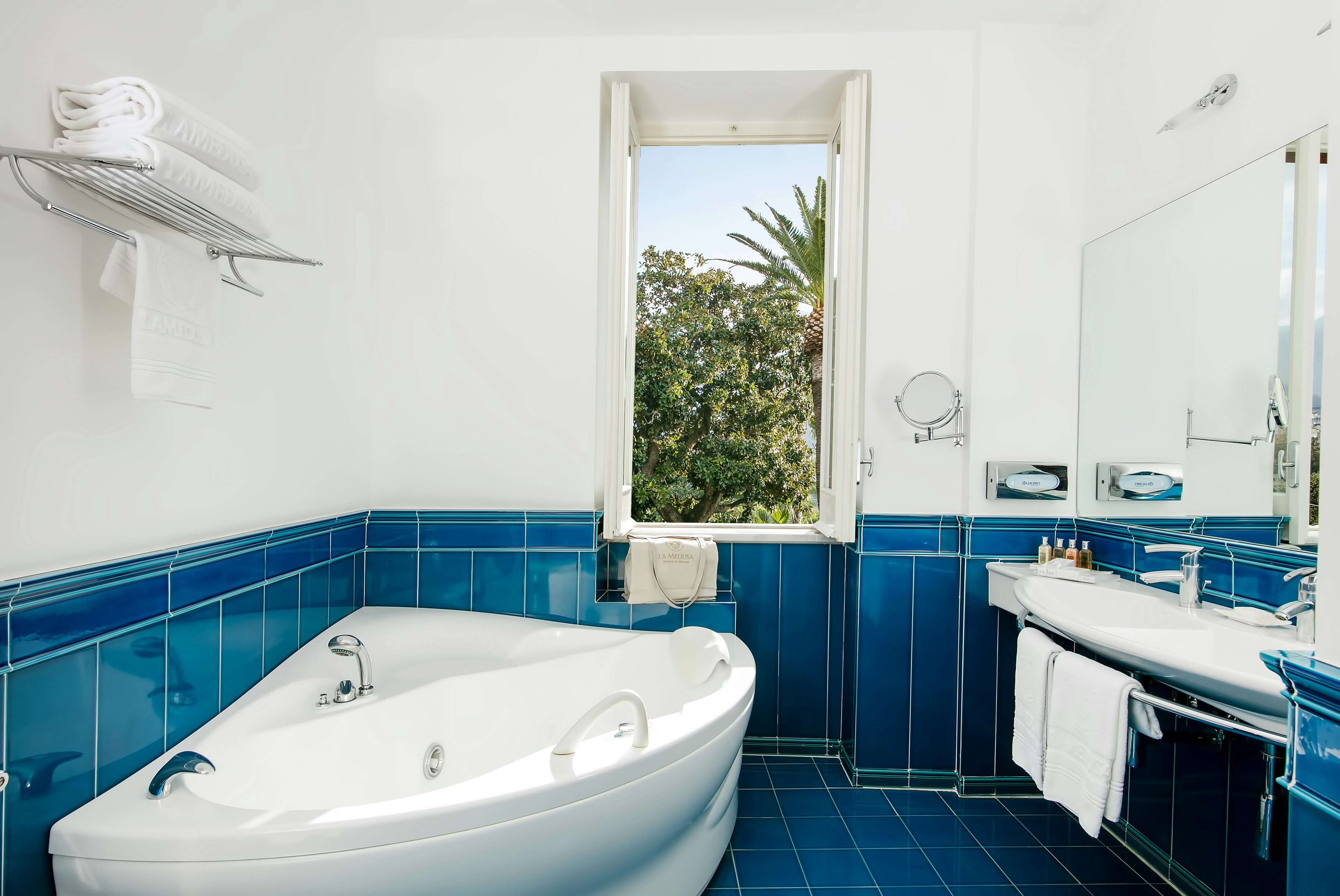 Deluxe Room - Bathroom