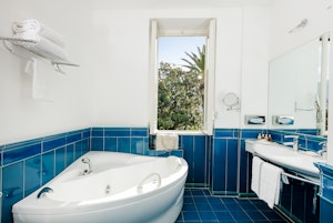 Deluxe Room - Bathroom