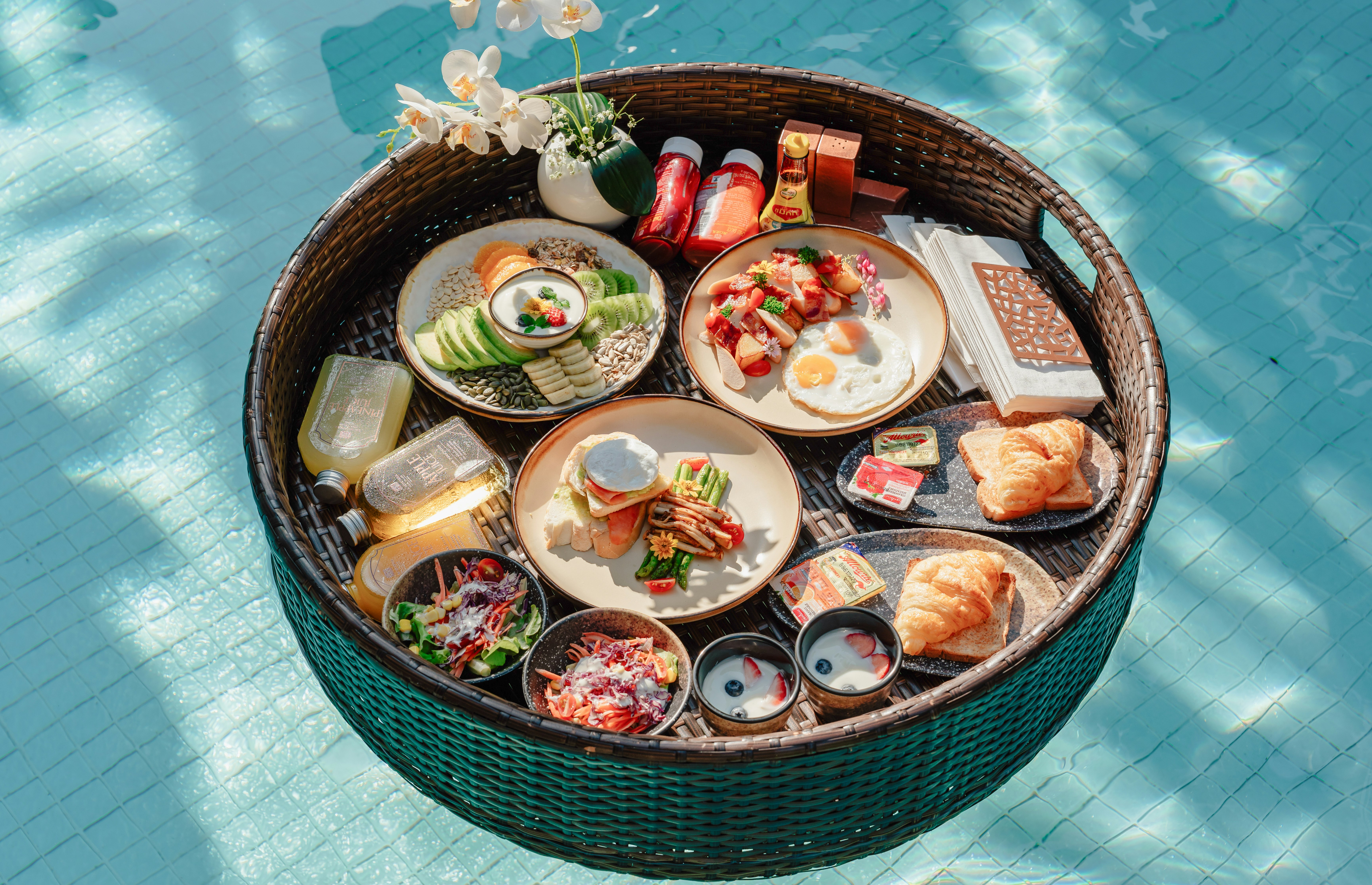 Standard Floating Breakfast