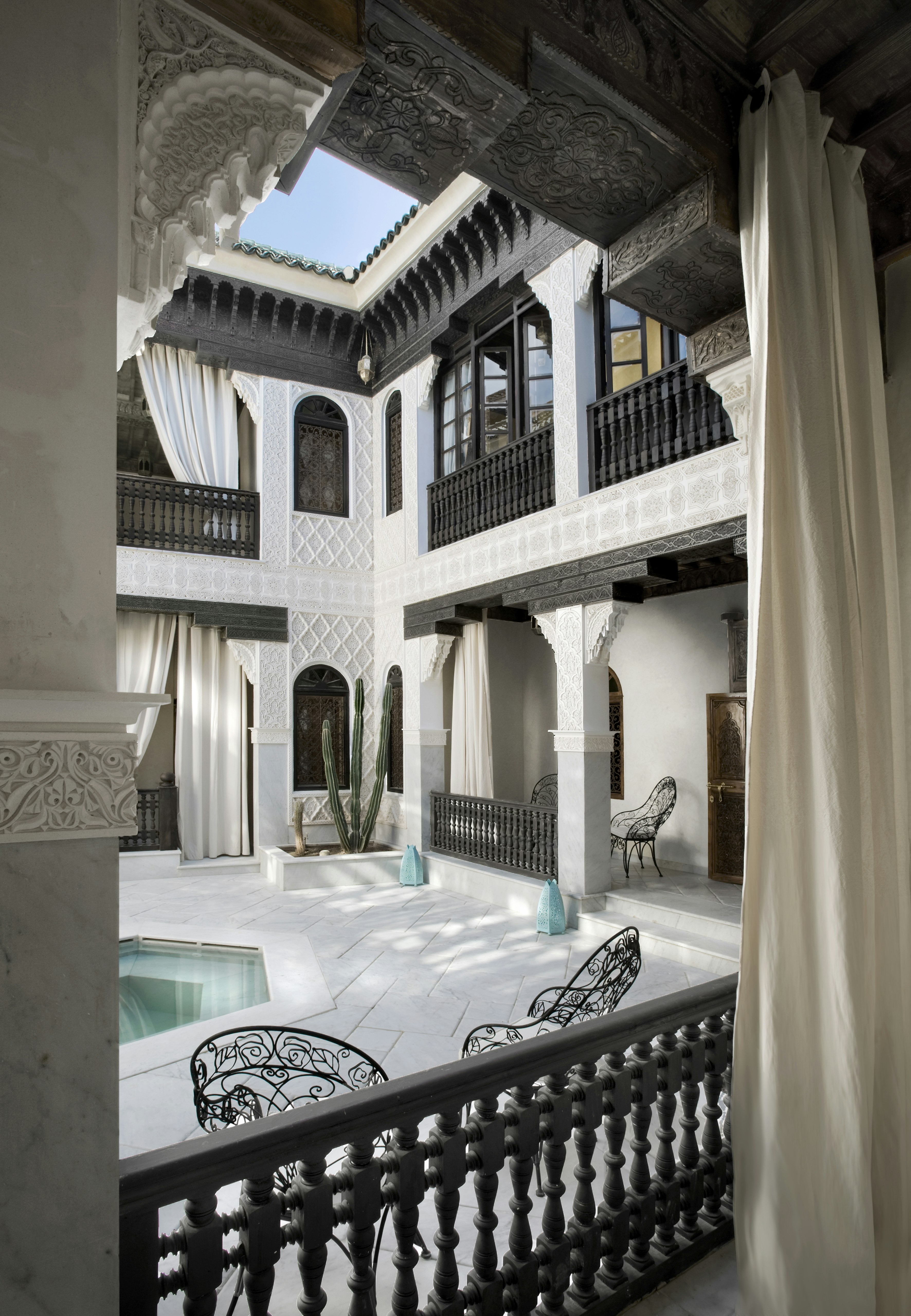 Riad Bahia, decorated in white stucco work