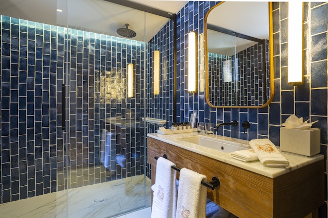 Deluxe Room Bathroom