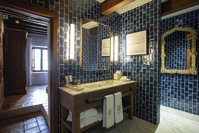 Deluxe Room Bathroom