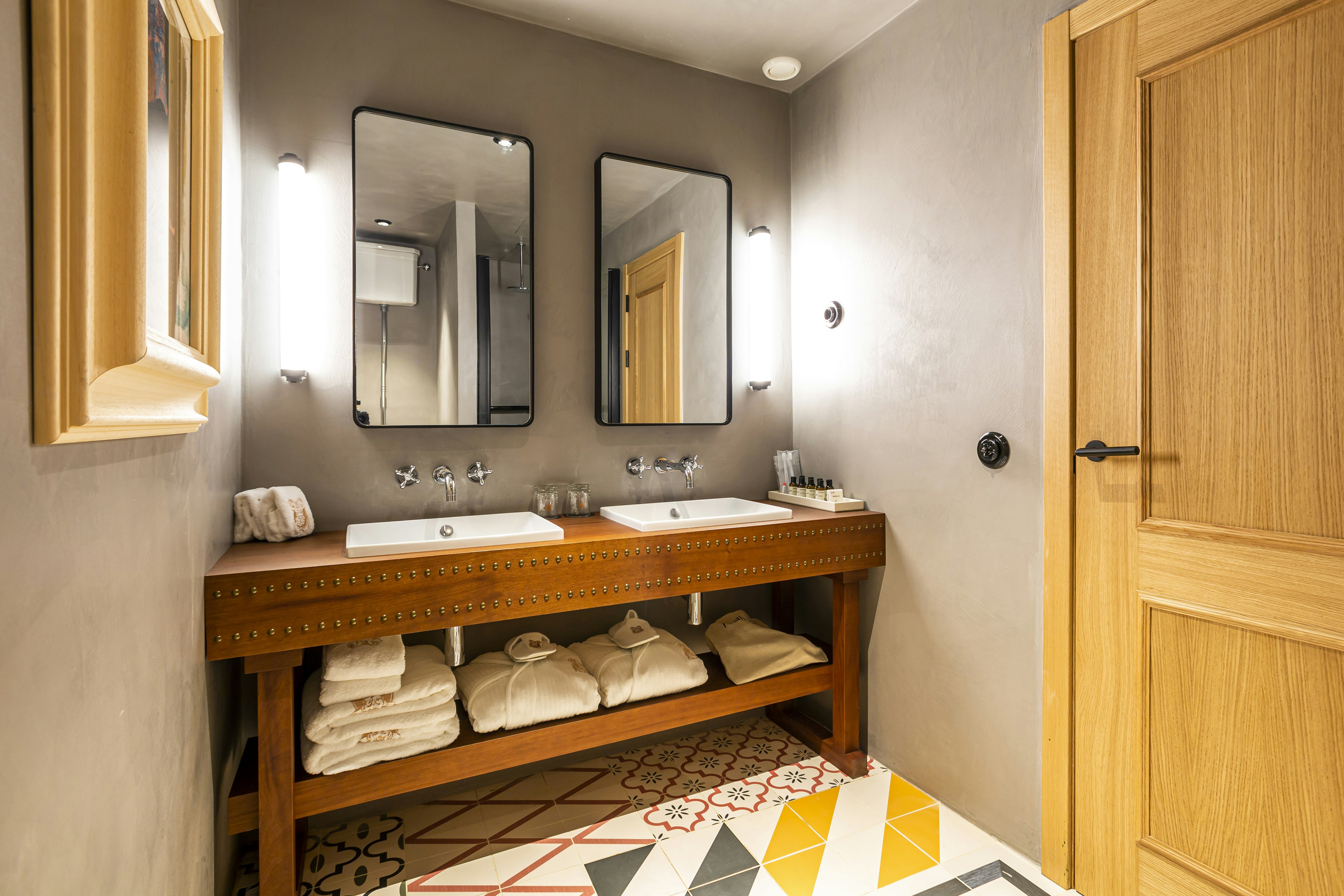 Deluxe Suite Bathroom