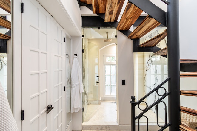 Atlas Suite Bathroom & Staircase