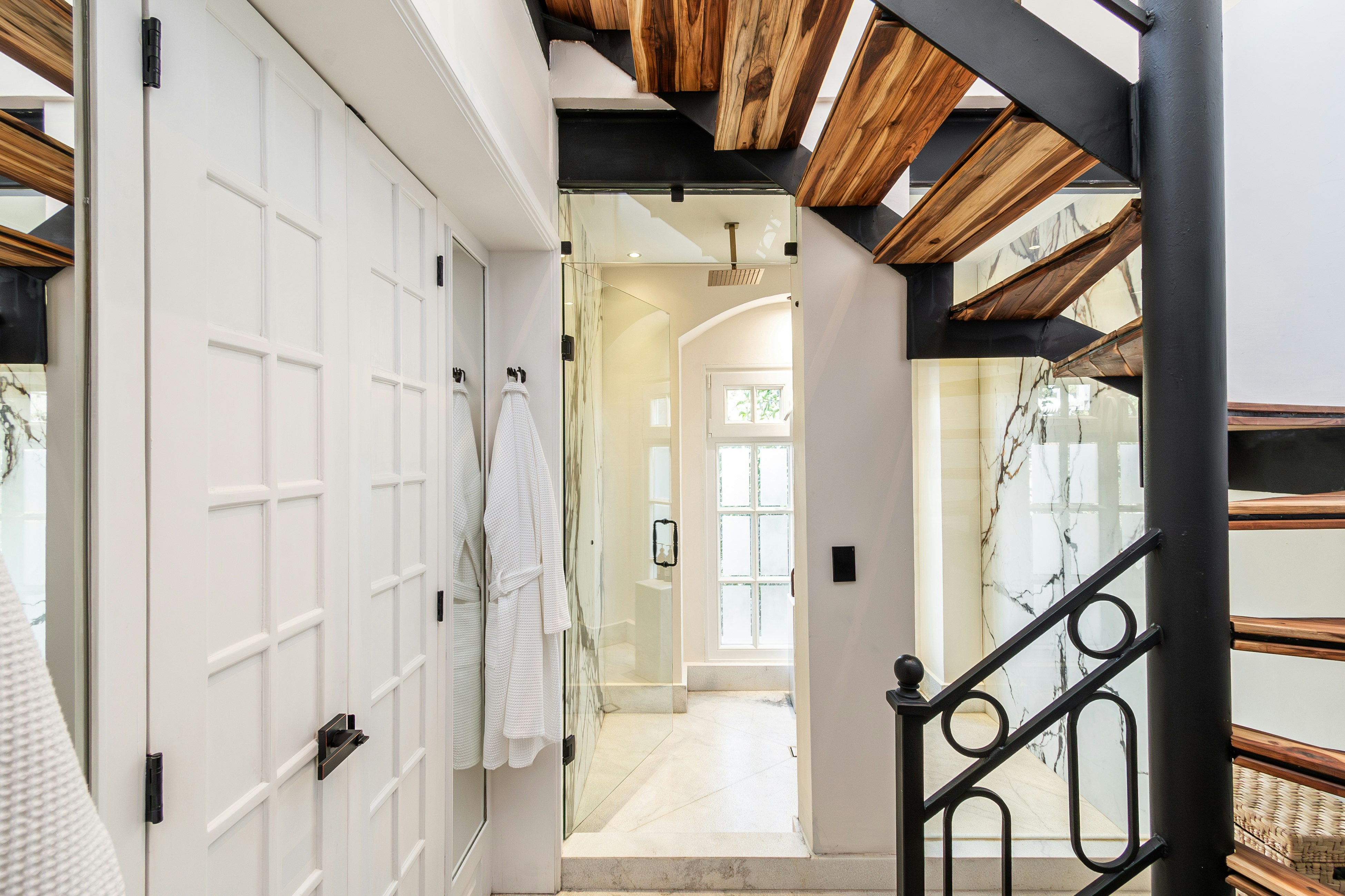 Atlas Suite Bathroom & Staircase