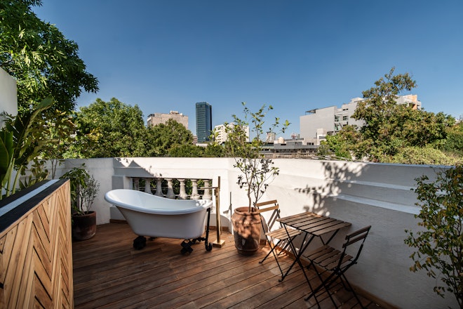 Atlas Suite - Bathtub and terrace