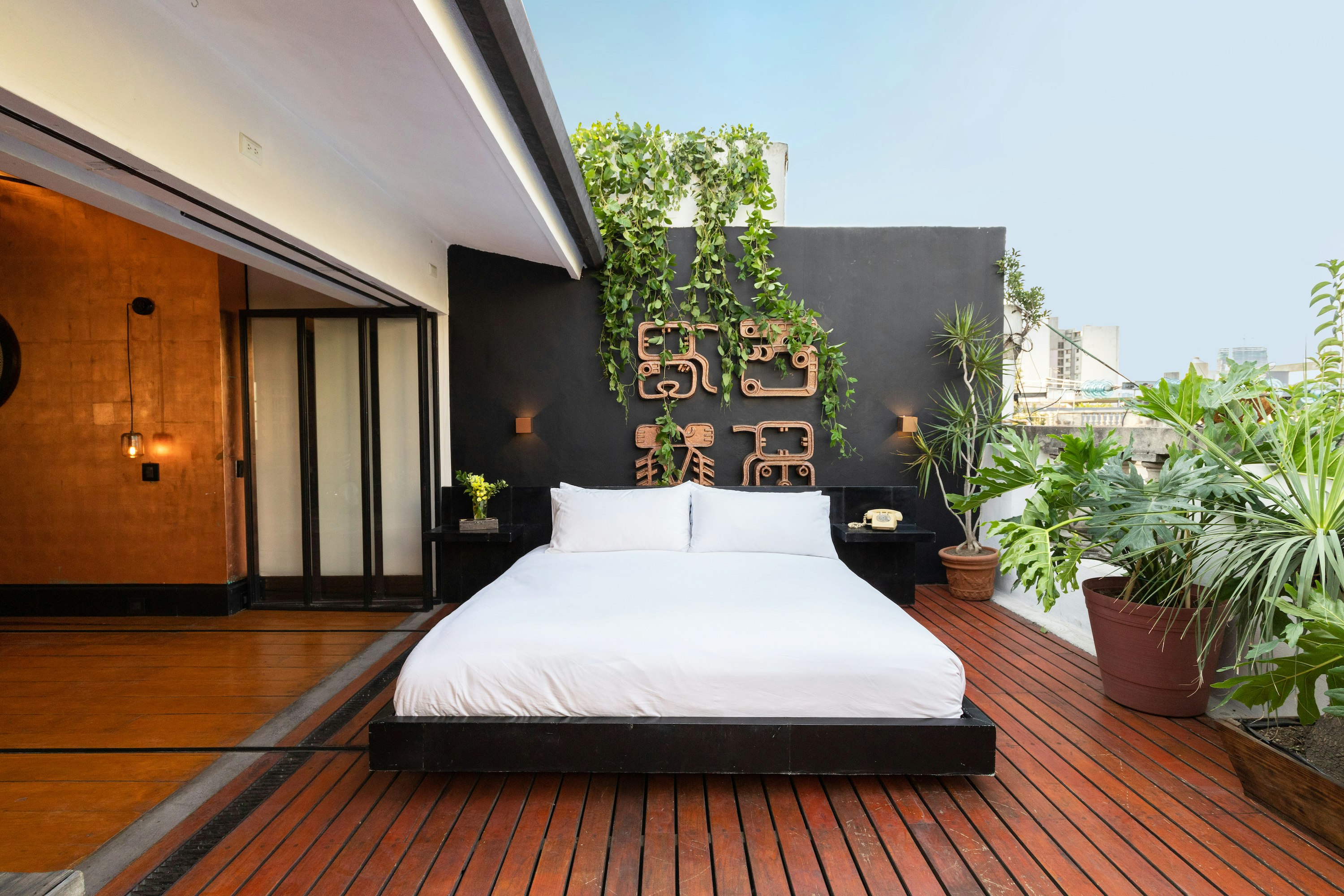 Polaris Suite Balcony Bed