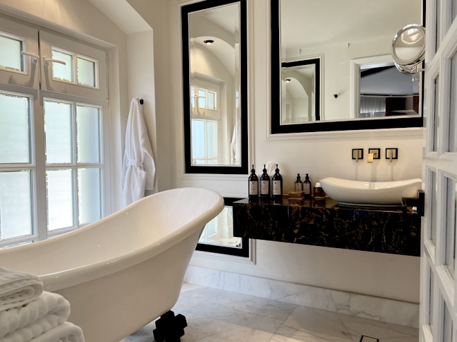 Nebula Suite Bathtub