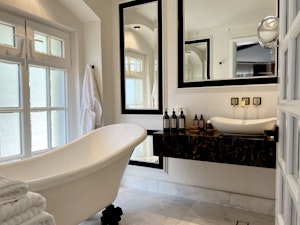 Nebula Suite Bathtub