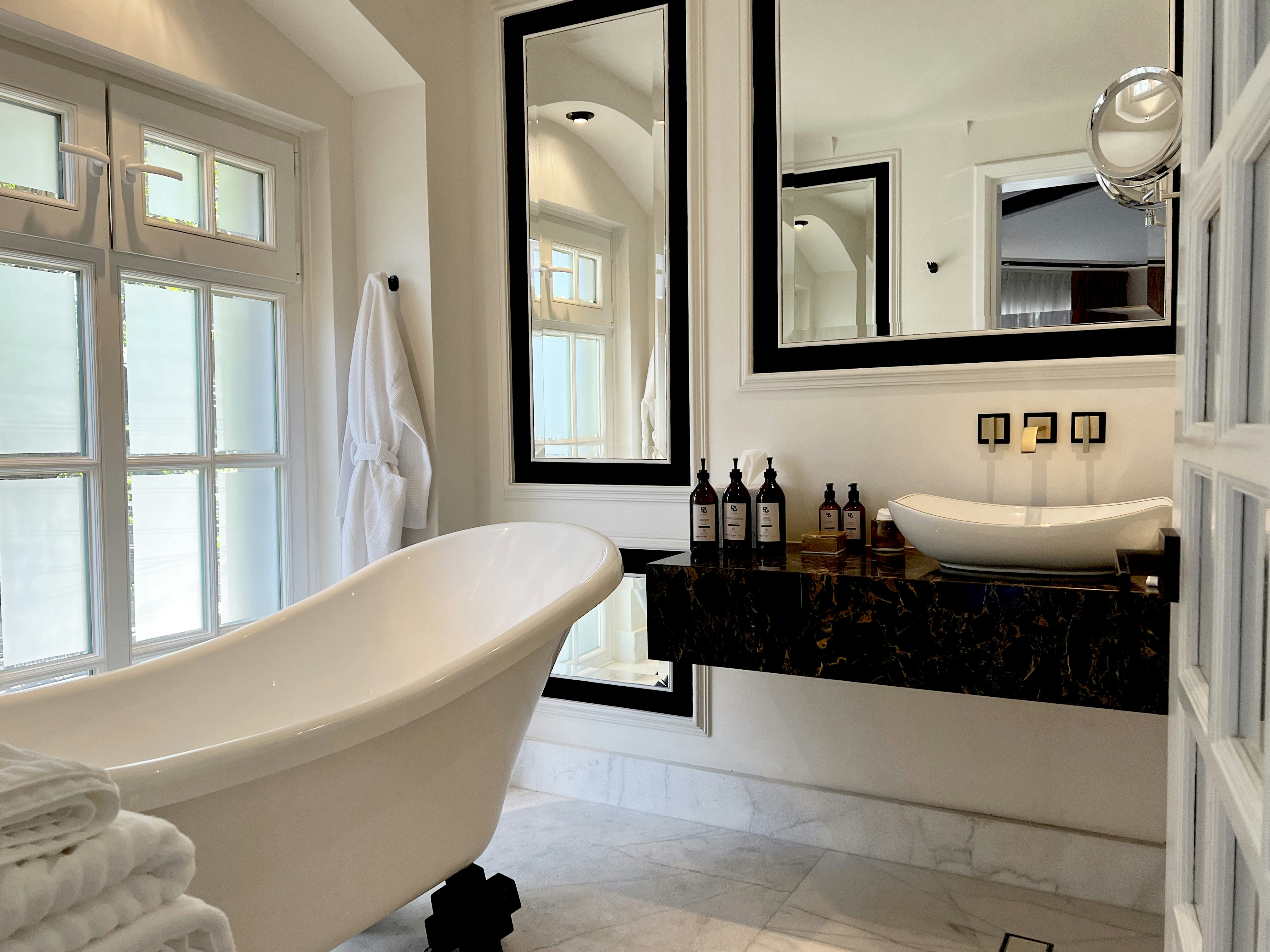 Nebula Suite Bathtub