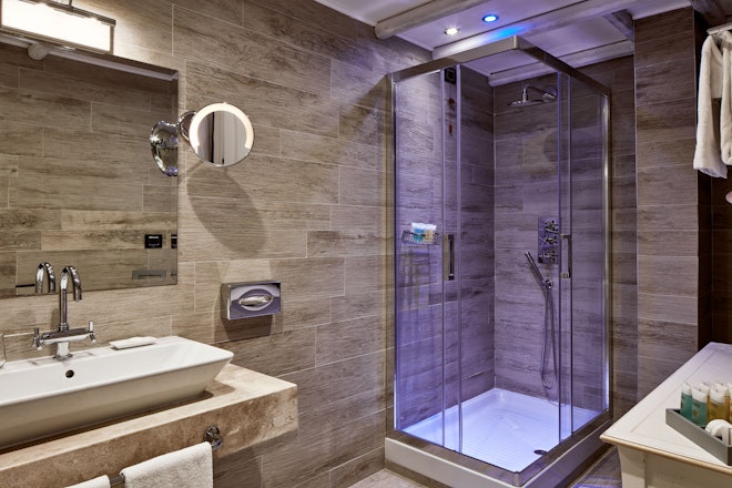 Superior Garden Side Bathroom