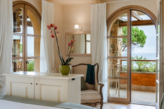 Deluxe with Sea View - Room Details