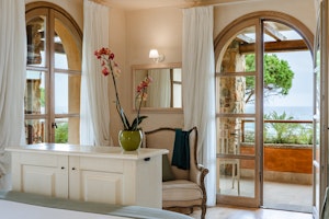 Deluxe with Sea View - Room Details