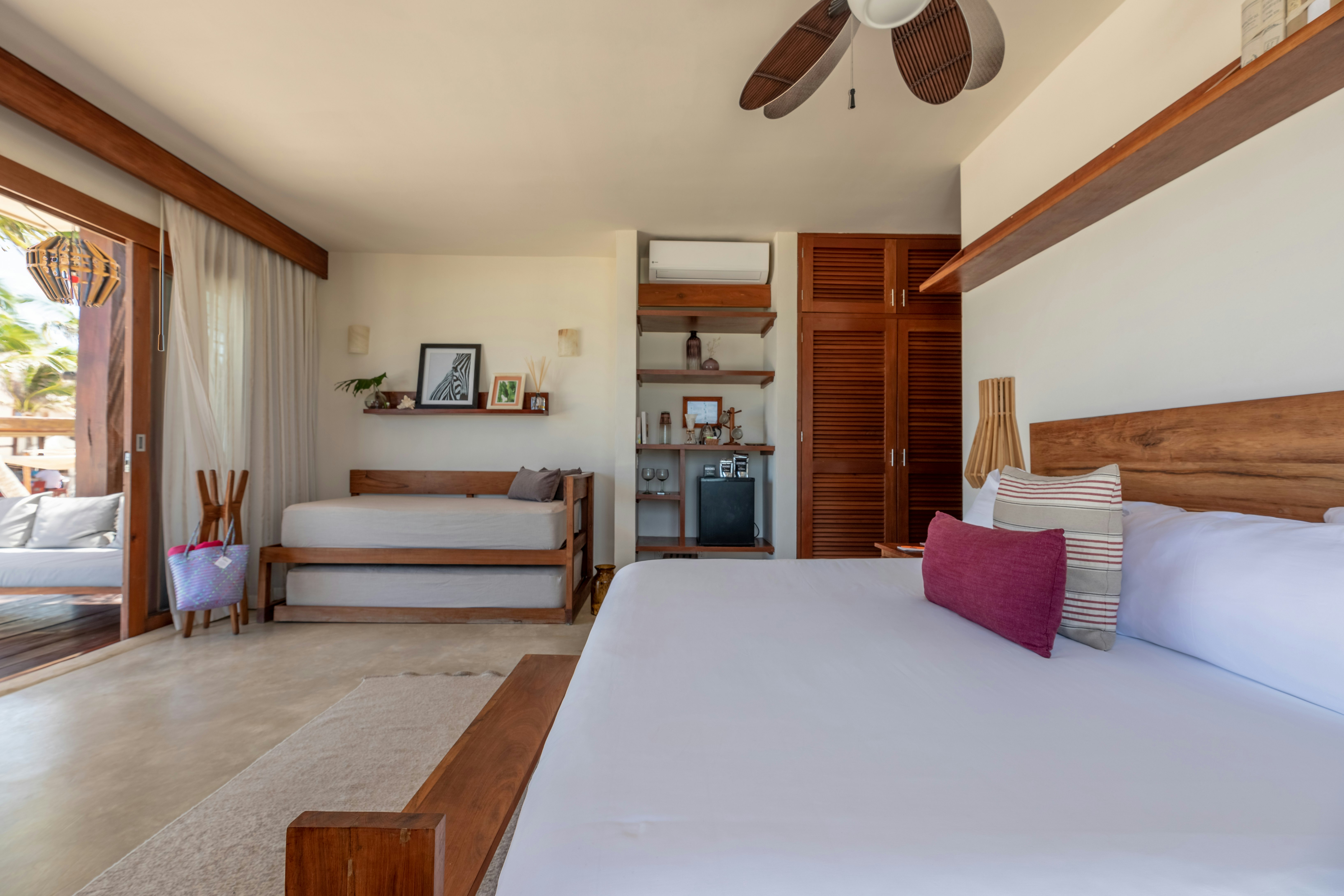 Beach Front Ground Floor Suite - Bedroom