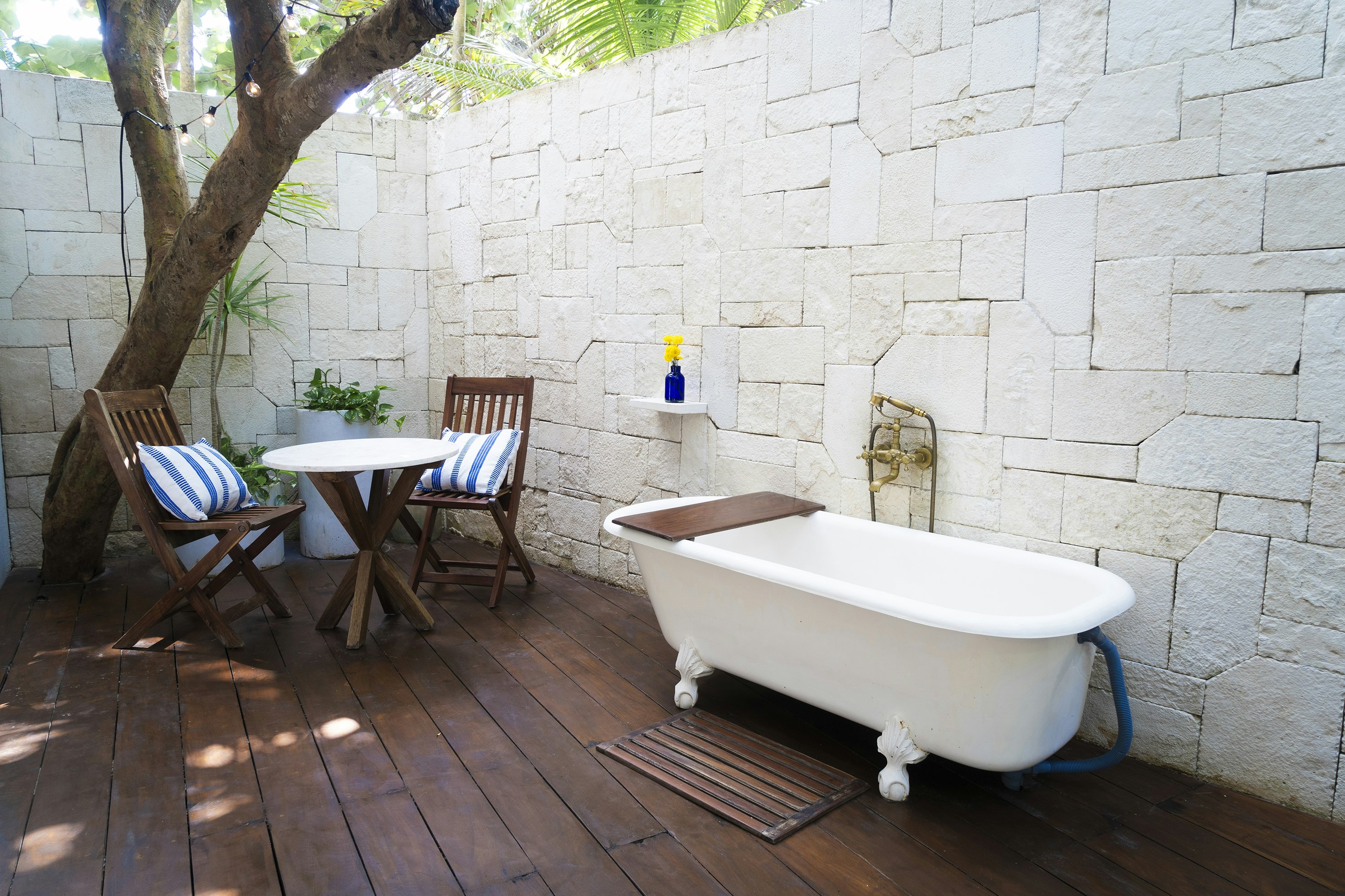Ground Floor Beachside Suite at Lula by La Zebra - Outdoor Bathtub