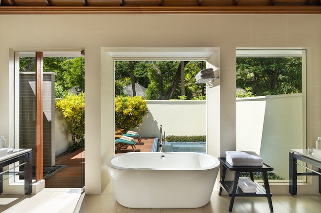 Beach Villa with Garden Plunge Pool - Bathtub