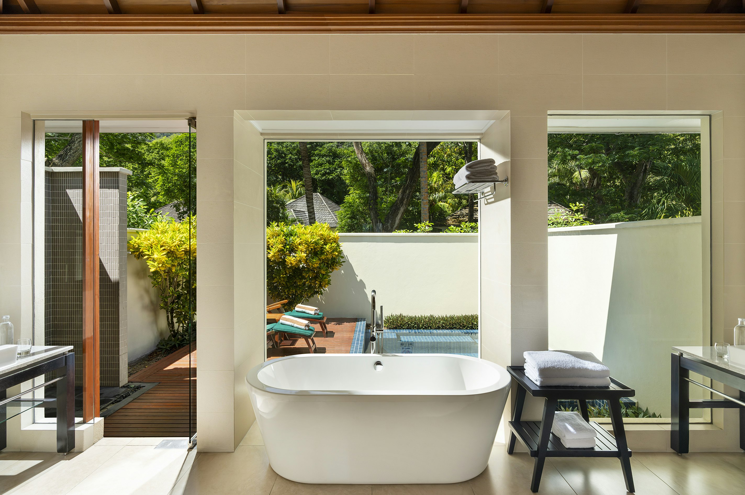 Beach Villa with Garden Plunge Pool - Bathtub