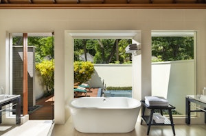 Beach Villa with Garden Plunge Pool - Bathtub