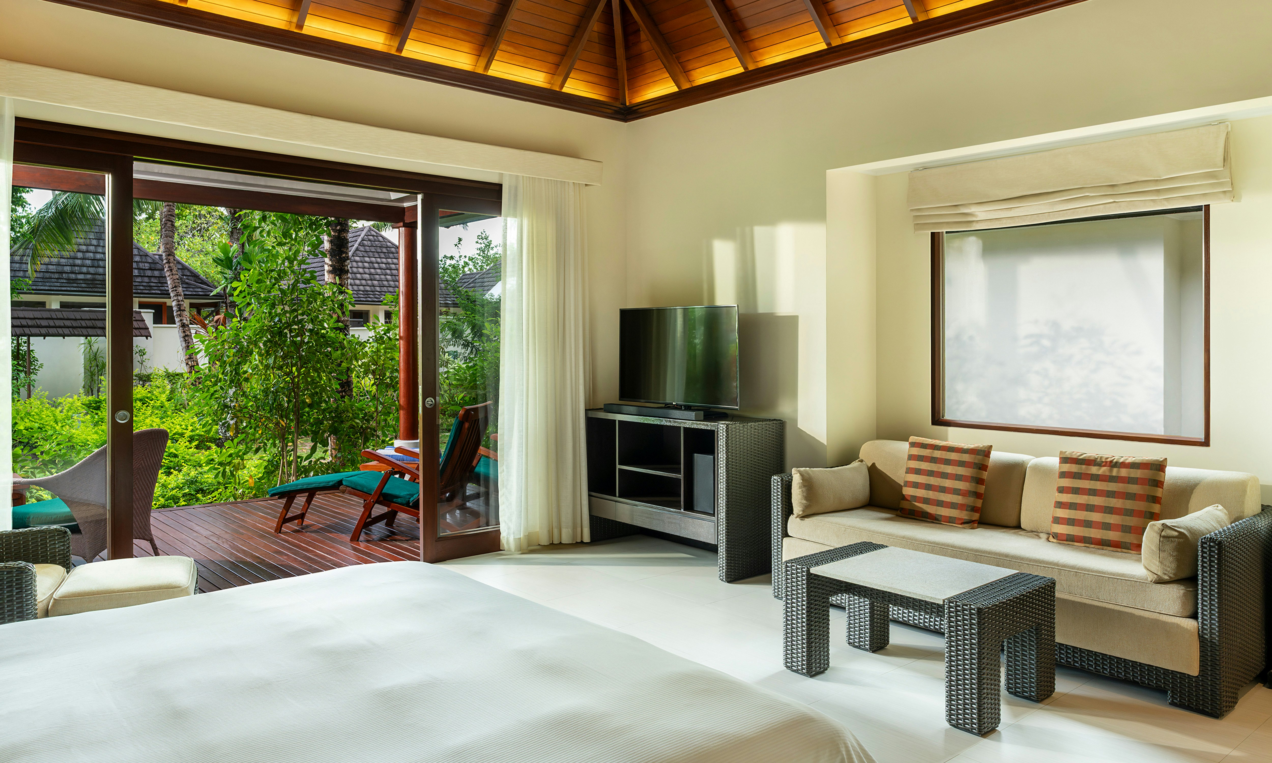 Garden Villa - Bedroom & Living Area