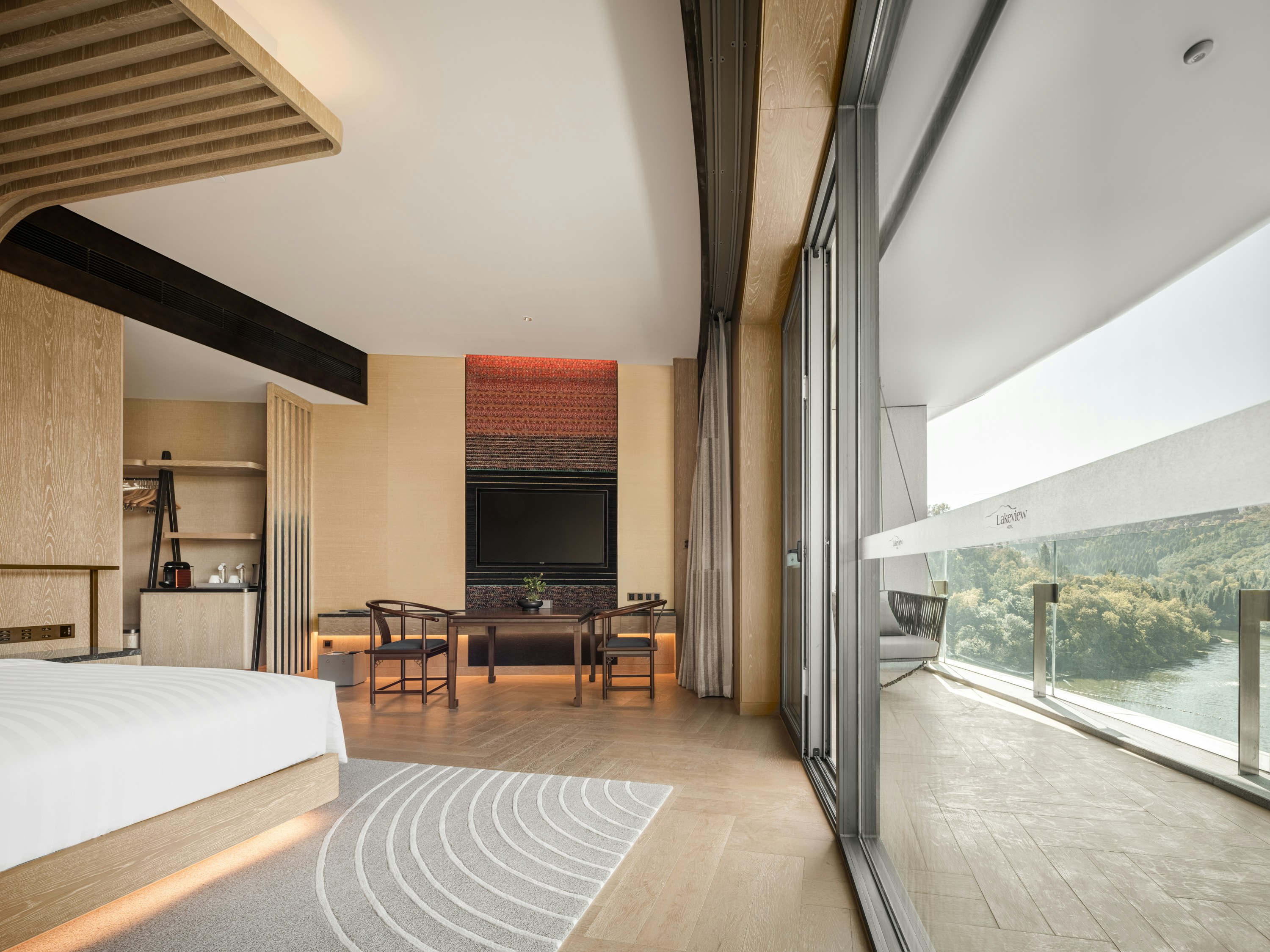 Luxury Lakeview King Room - Bedroom