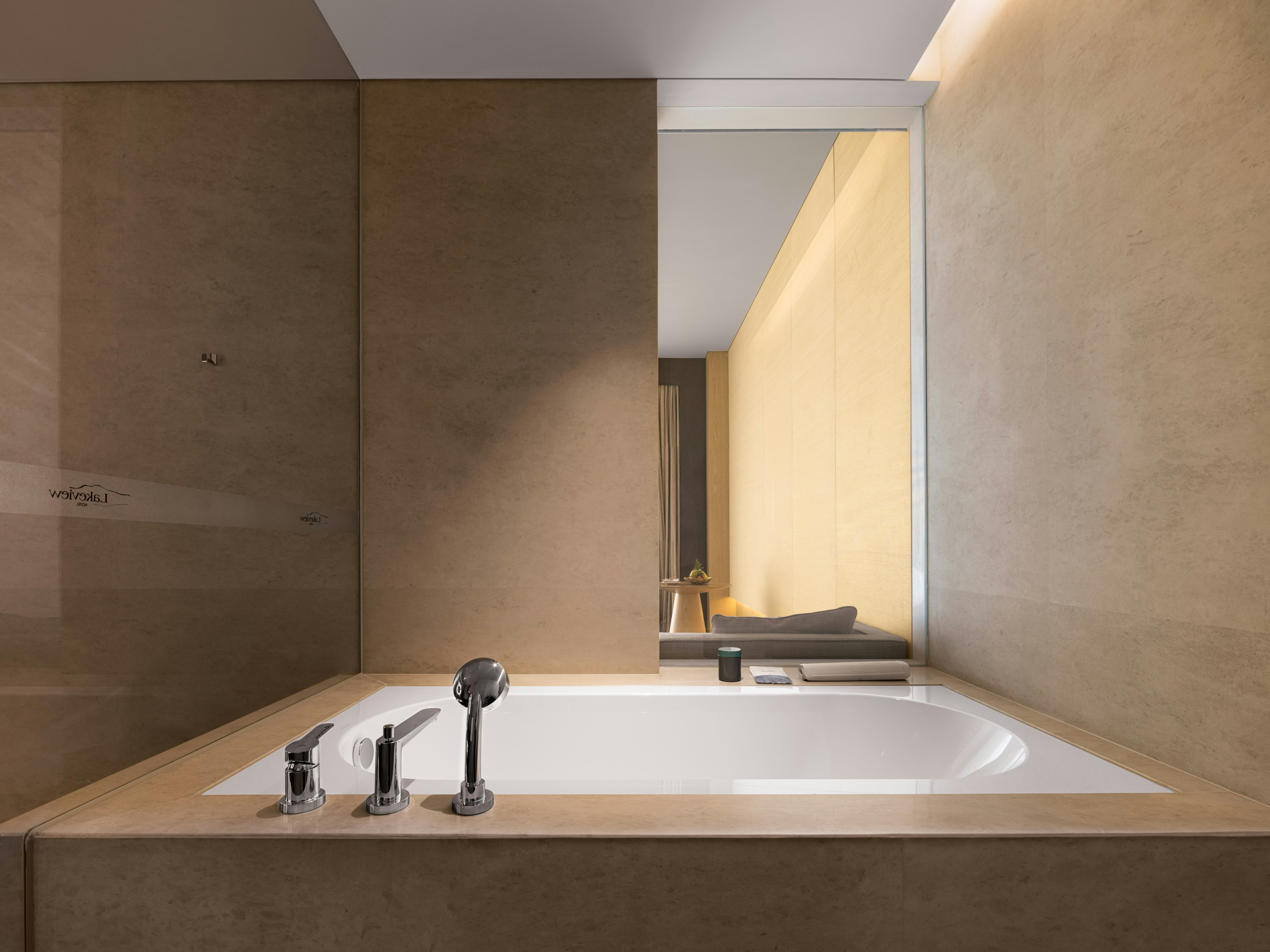 Luxury Lakeview King Room - Bathtub