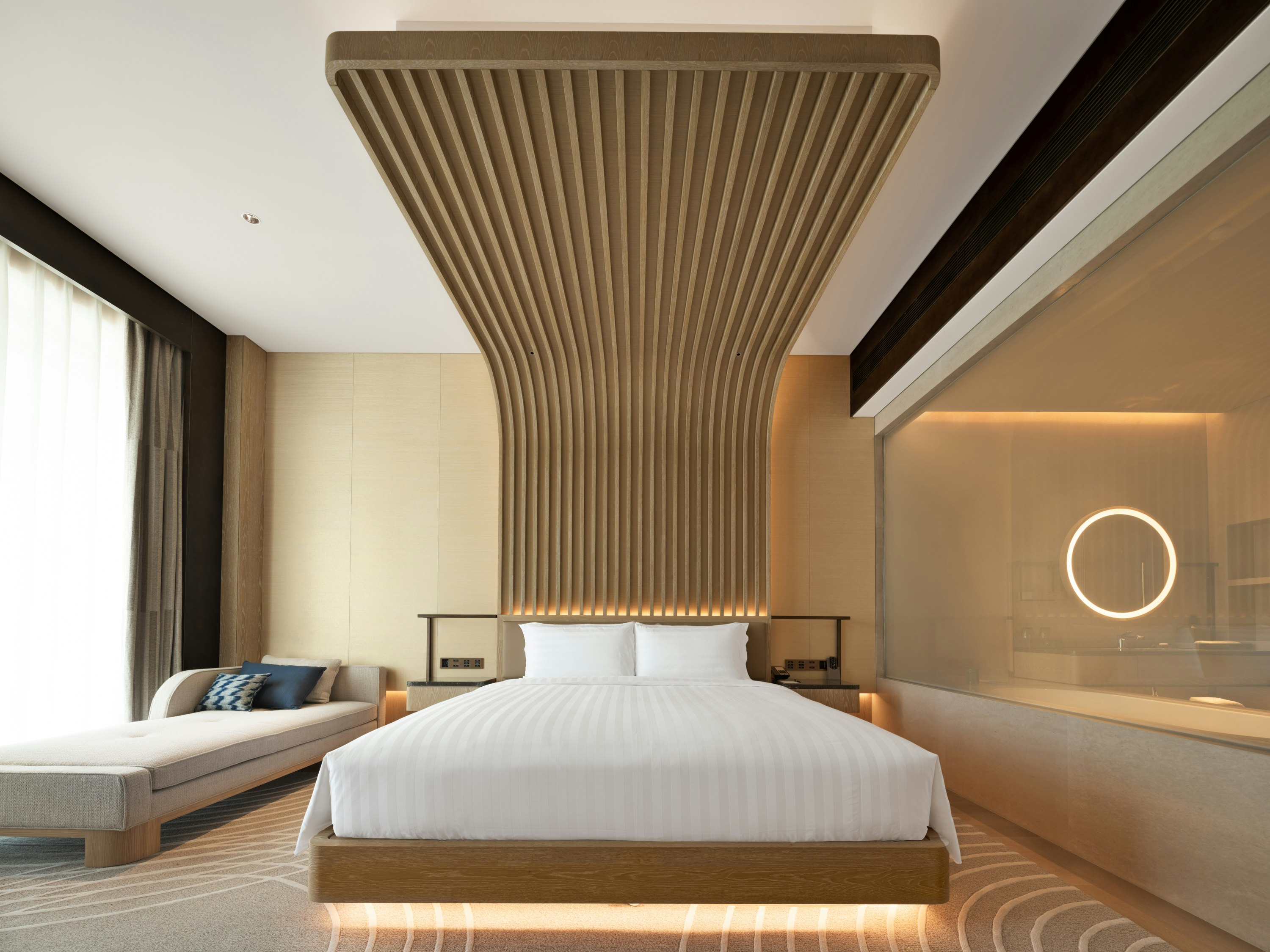 Deluxe Lakeview King Room - Bedroom