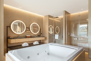 Luxury Lakeview Suite - Bathroom
