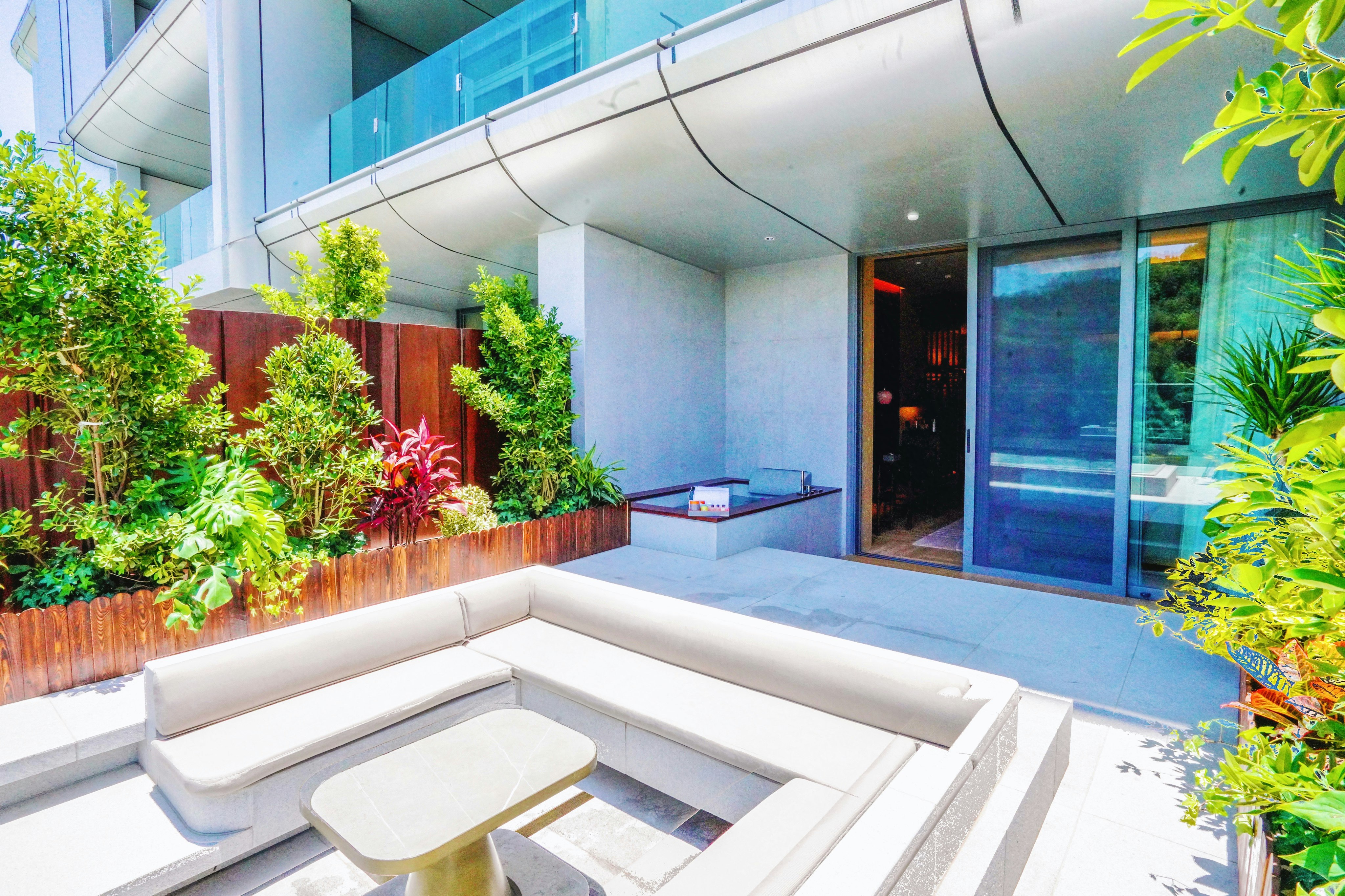 Deluxe Lakeview King Room with Bubble Pool - Outdoor Lounge