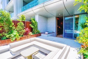 Deluxe Lakeview King Room with Bubble Pool - Outdoor Lounge