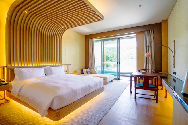 Deluxe Lakeview King Room with Bubble Pool - Bedroom