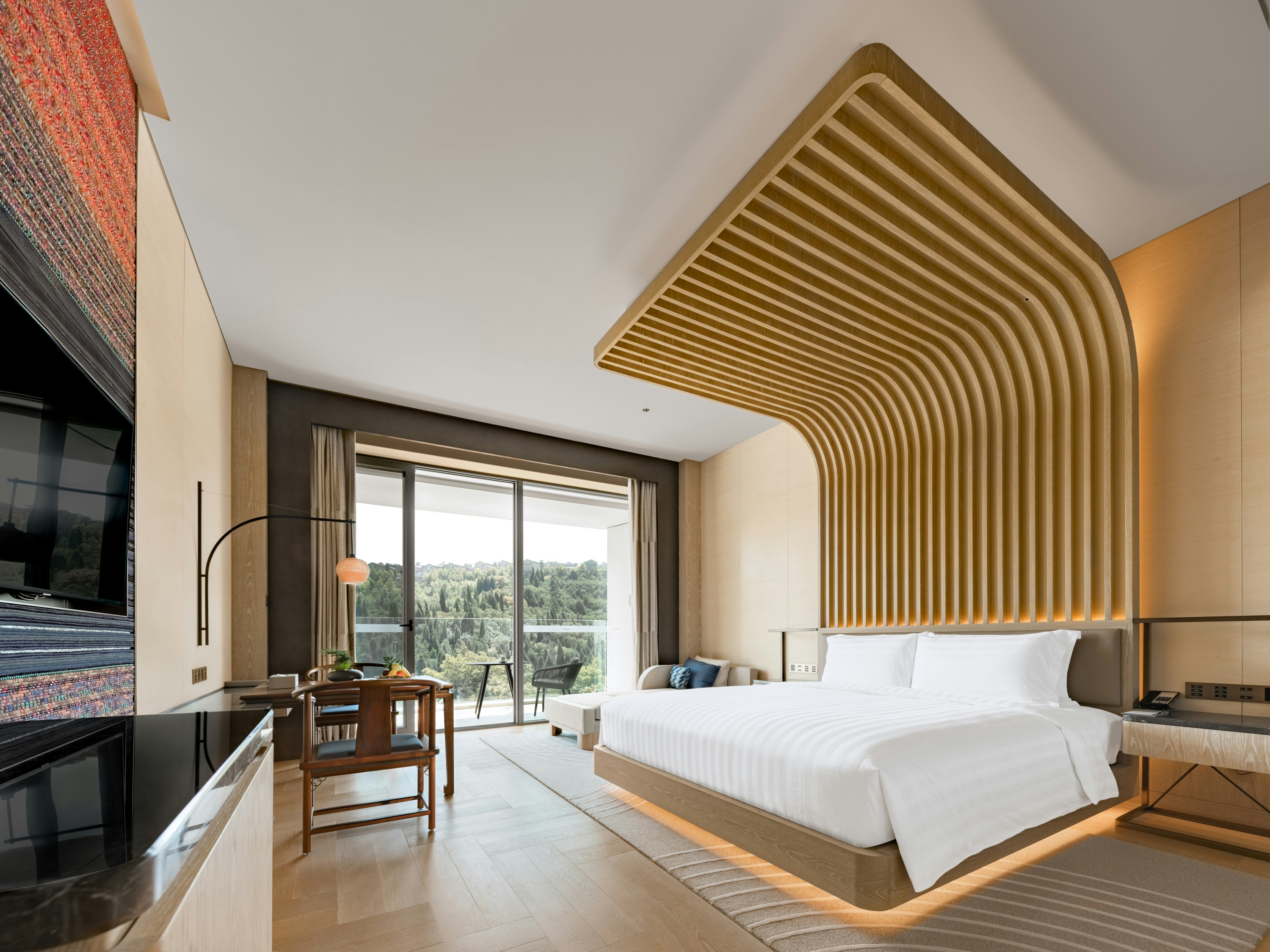 Deluxe Lakeview King Room - Bedroom