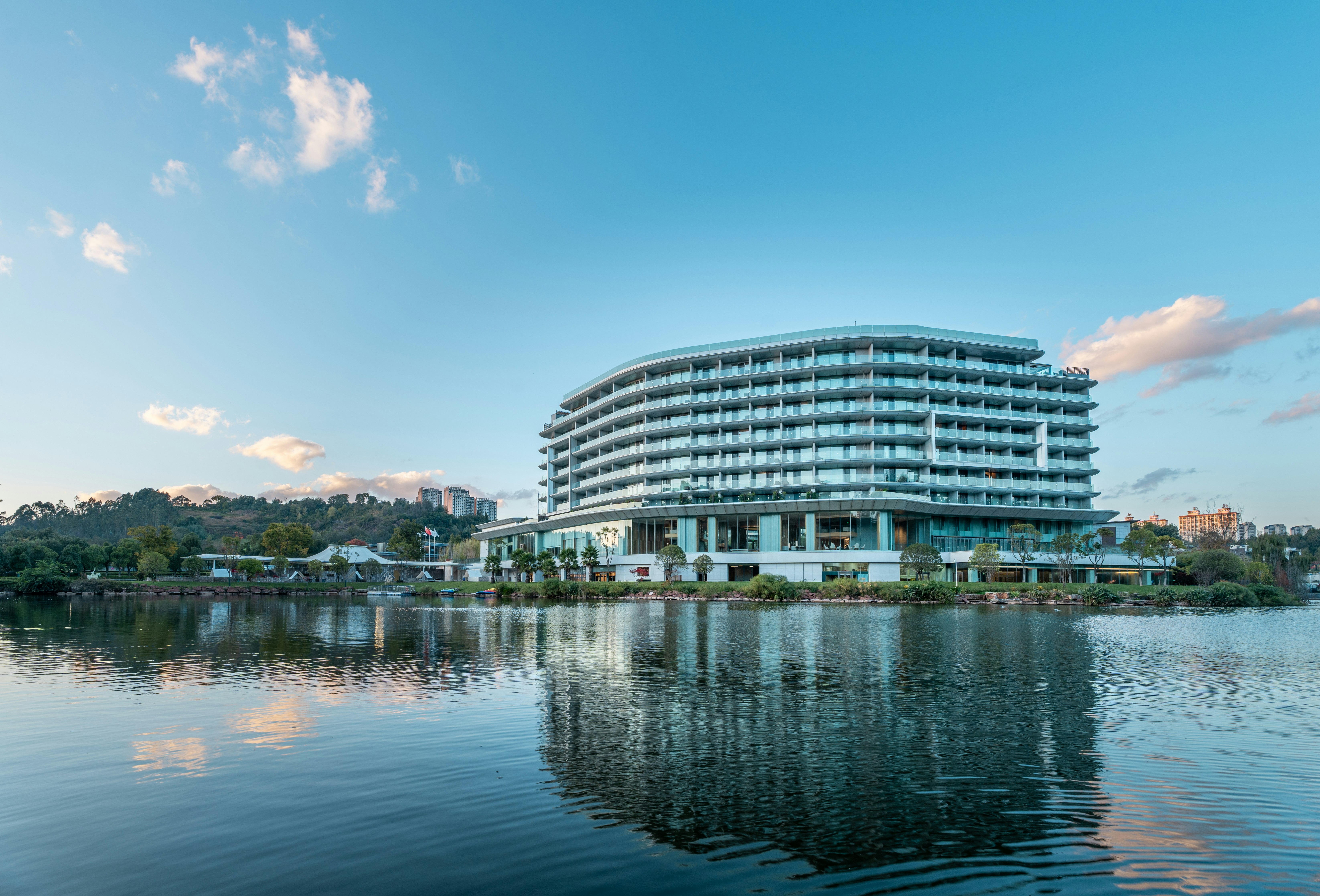 Lakeview Hotel Exterior