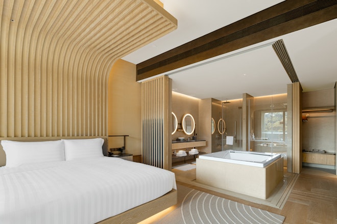 Luxury Lakeview Suite - Bedroom