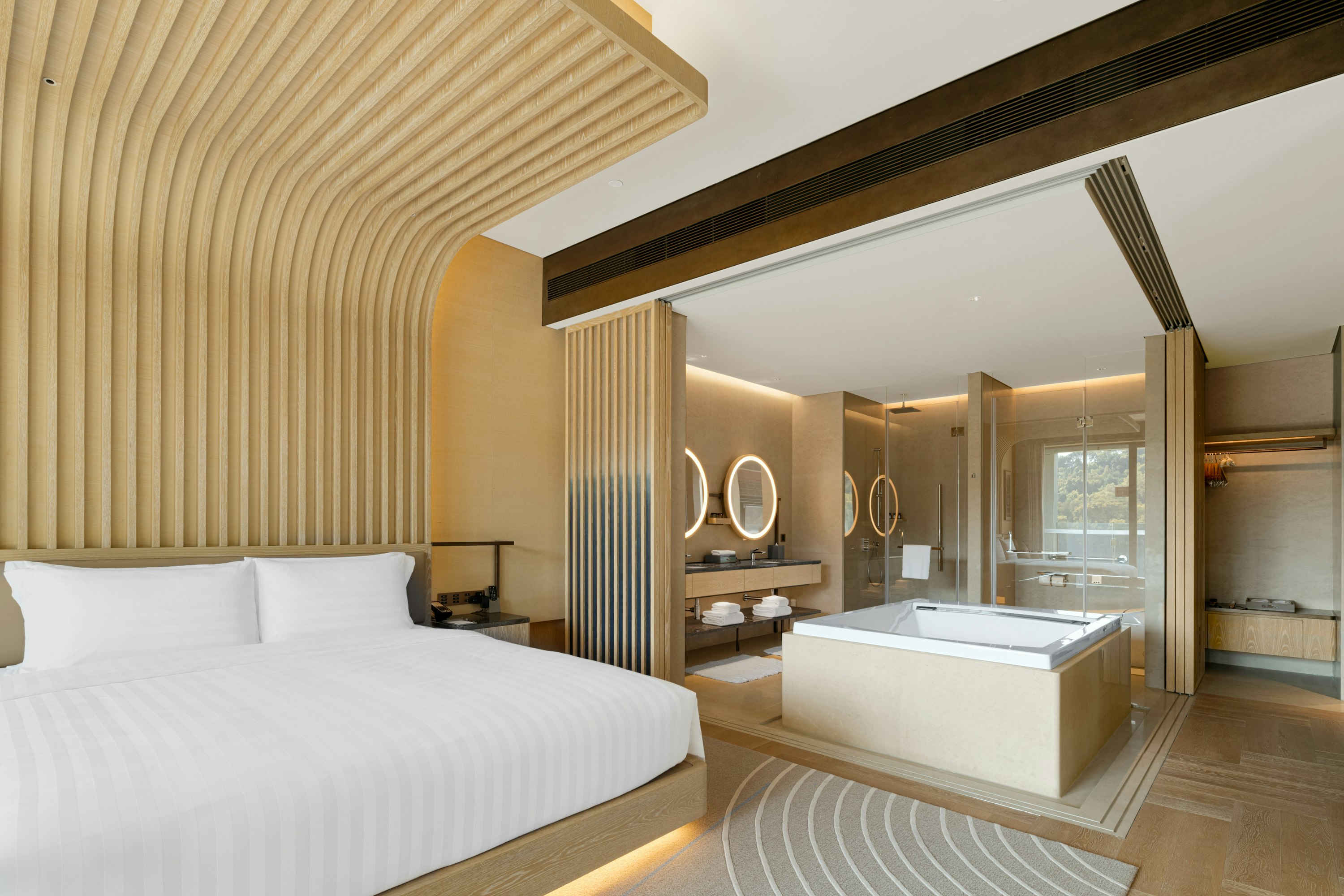 Luxury Lakeview Suite - Bedroom