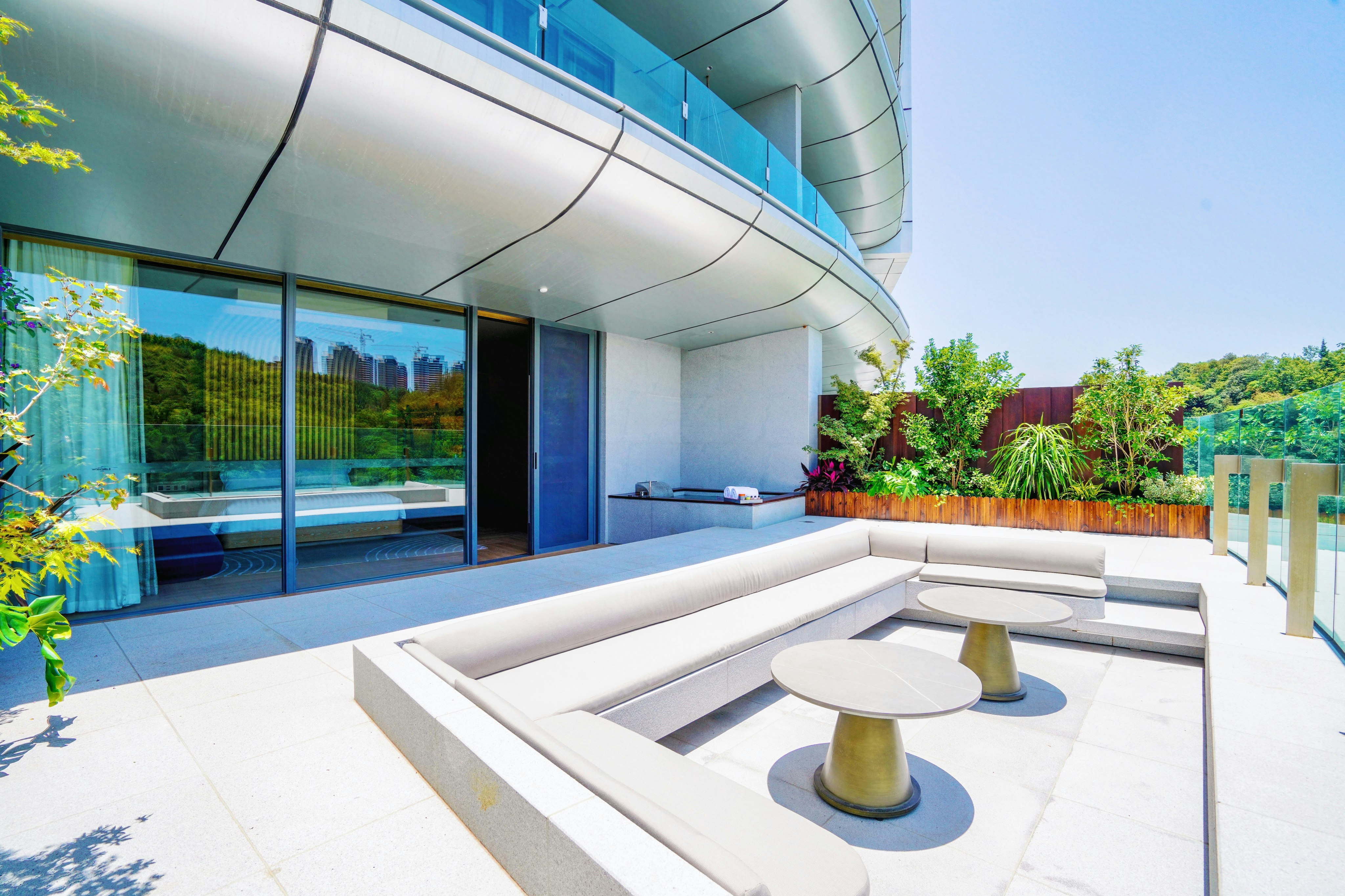 Luxury Lakeview King Bed with Bubble Pool - Outdoor Lounge