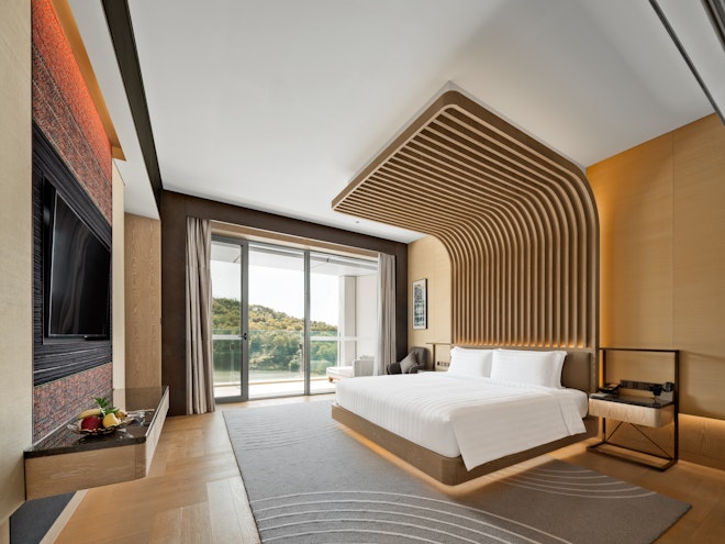 Luxury Lakeview Suite - Bedroom
