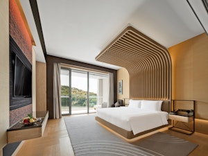 Luxury Lakeview Suite - Bedroom
