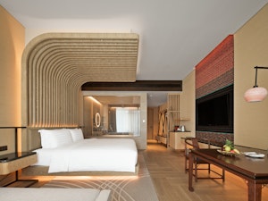 Deluxe Lakeview King Room - Bedroom