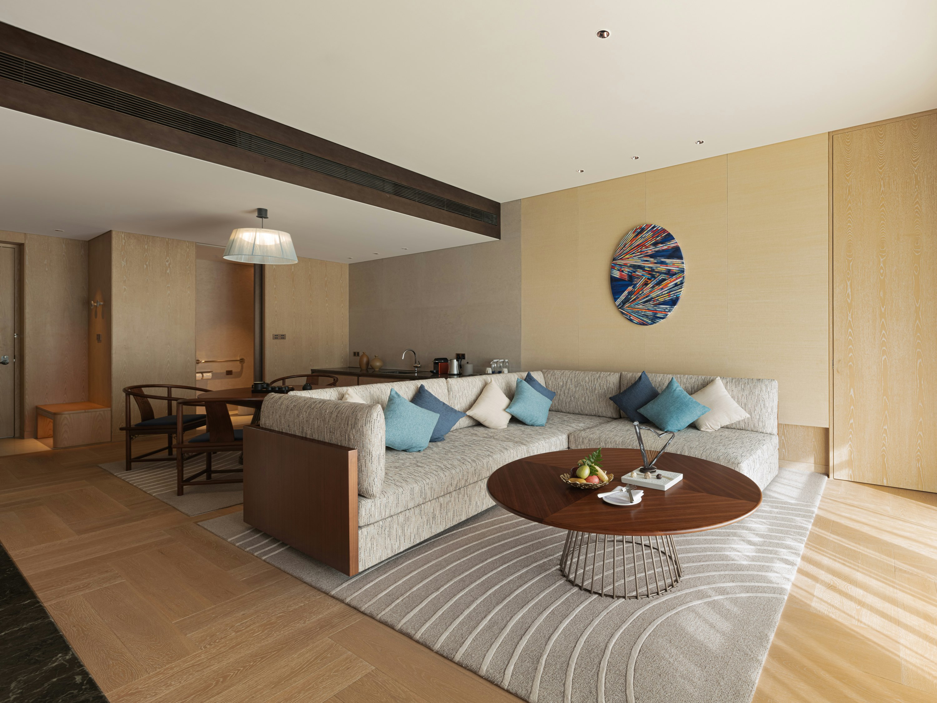 Luxury Lakeview Suite - Living Area