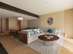 Luxury Lakeview Suite - Living Area