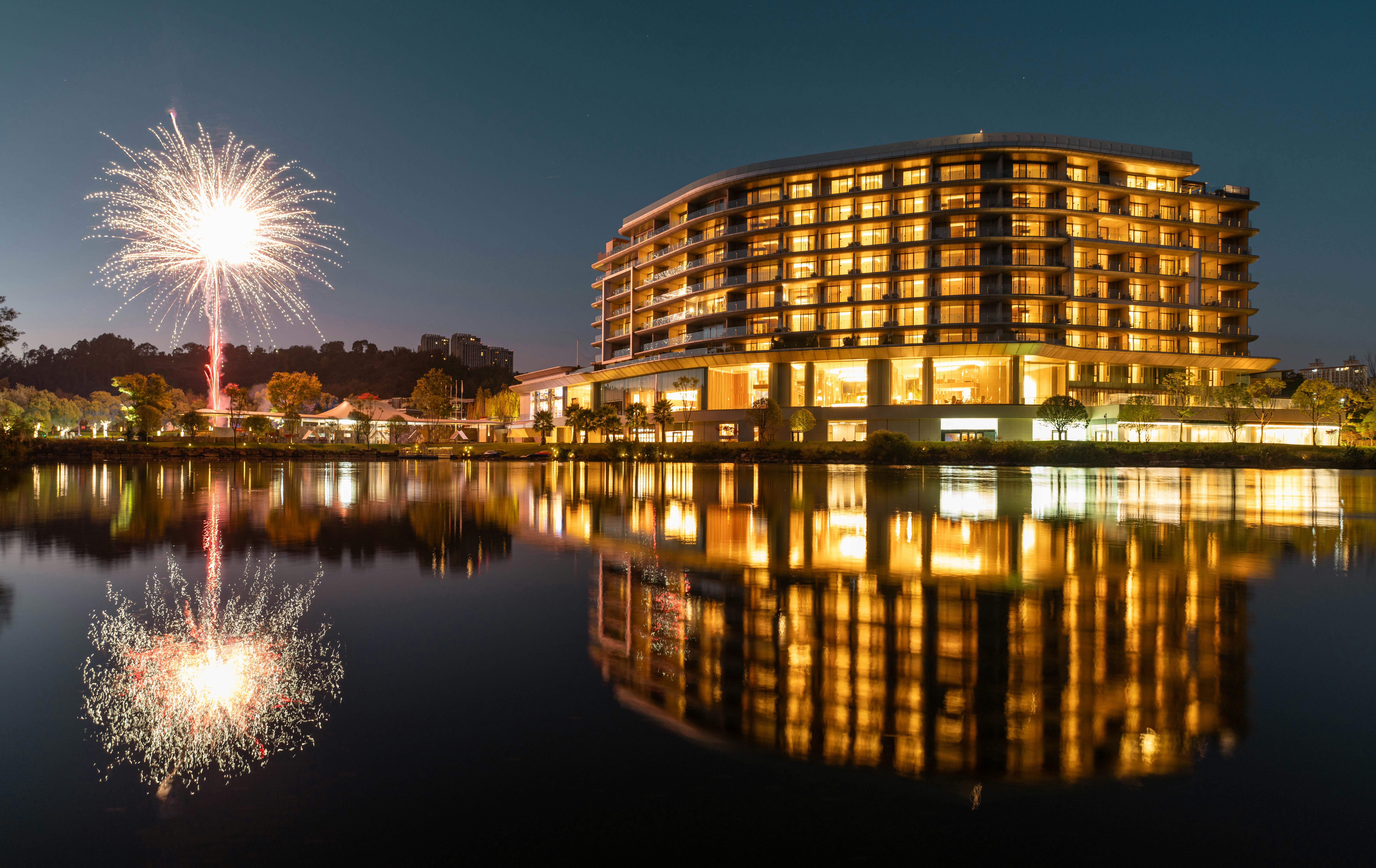 Lakeview Hotel Exterior