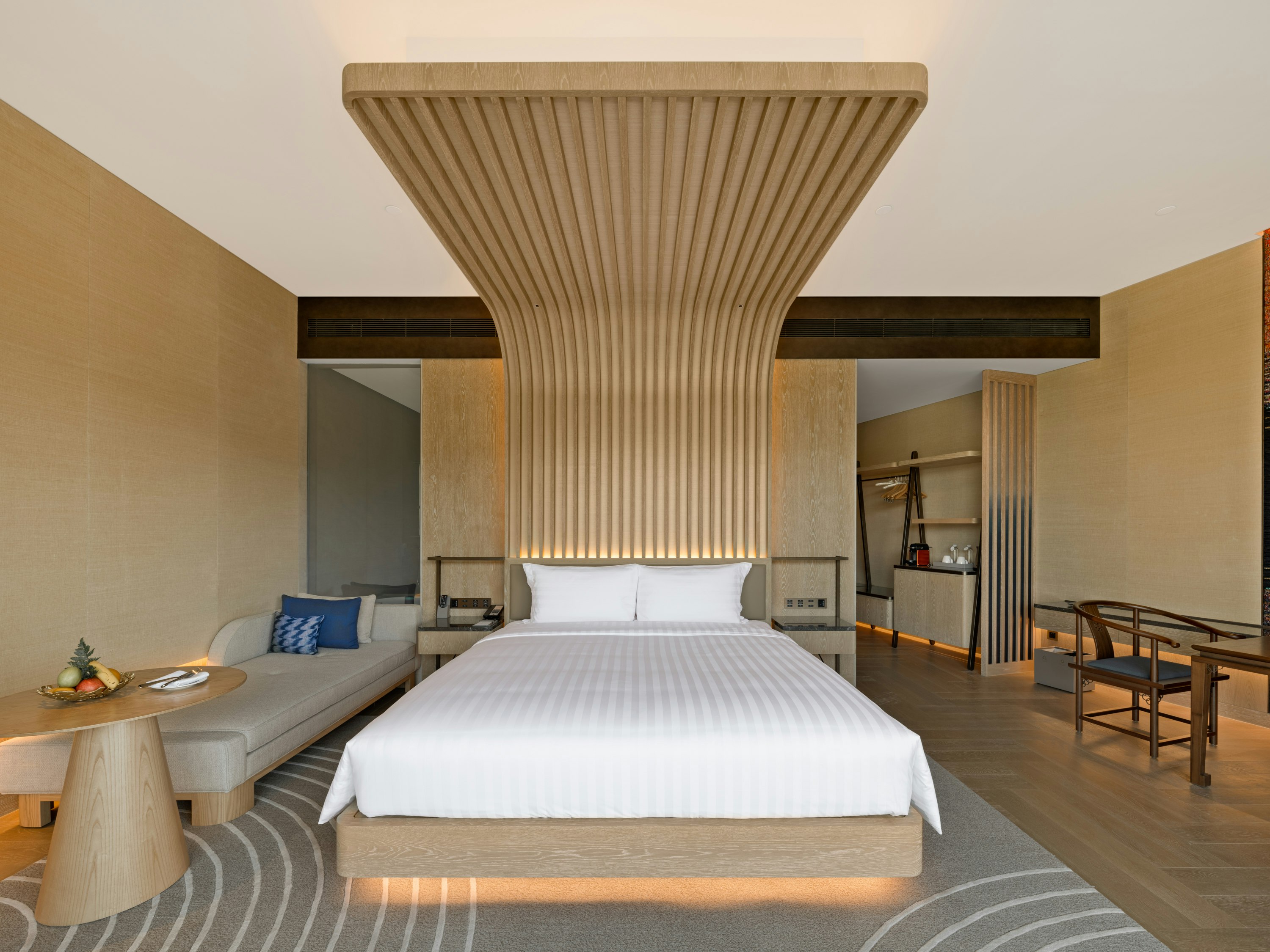 Luxury Lakeview King Room - Bedroom