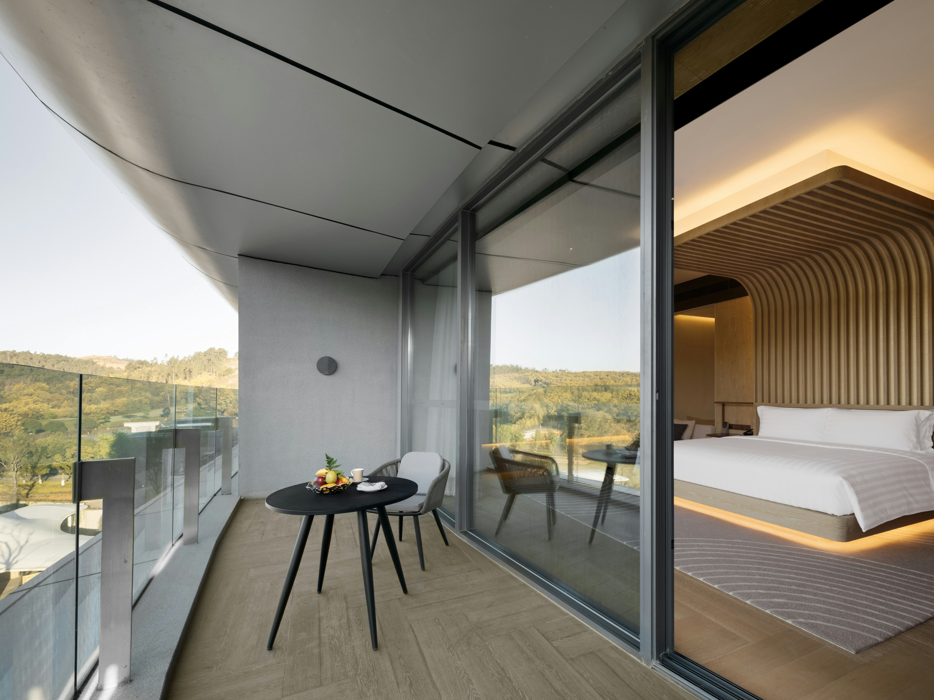 Luxury Lakeview King Room - Balcony