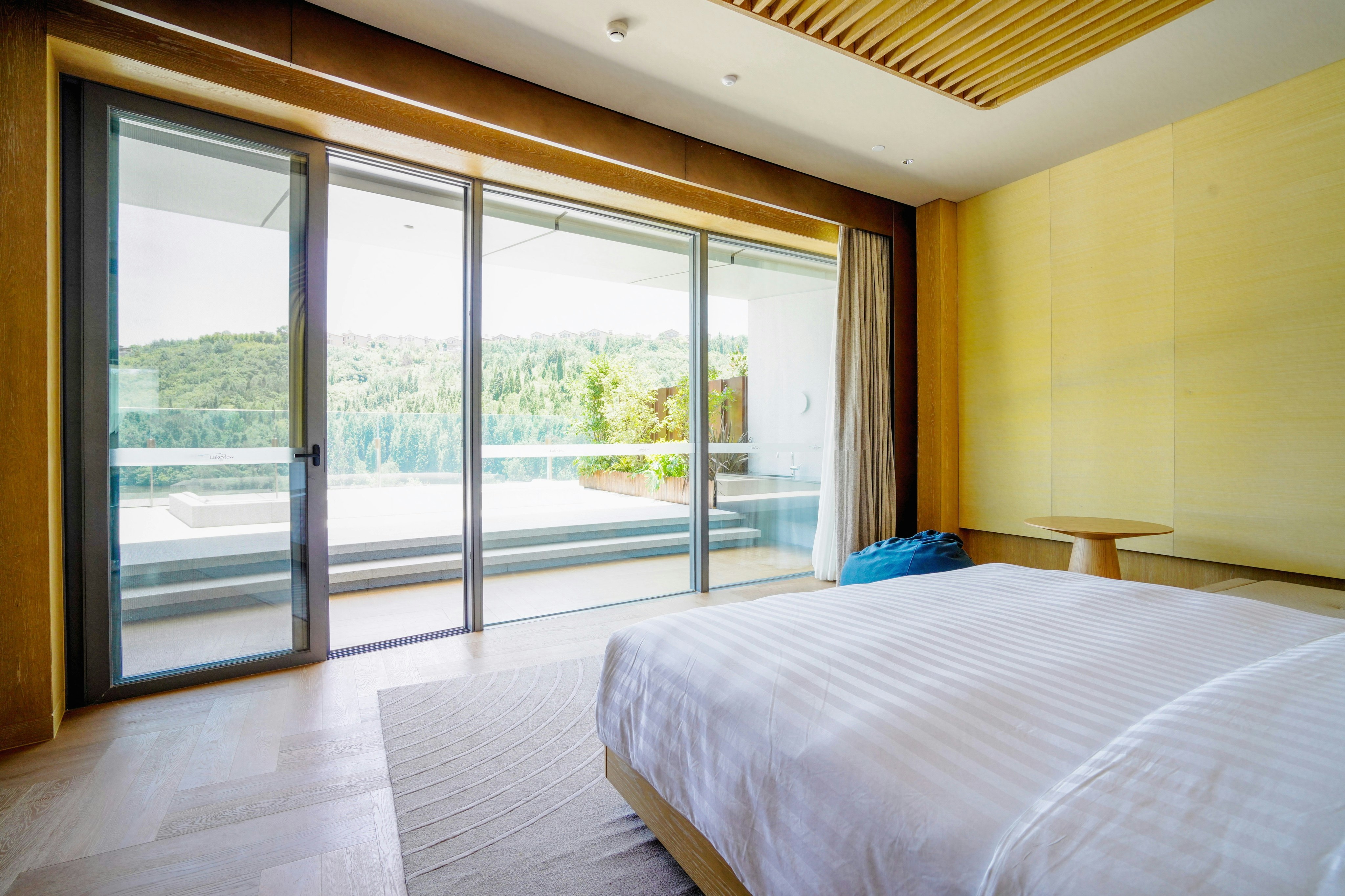 Luxury Lakeview King Bed with Bubble Pool - Bedroom