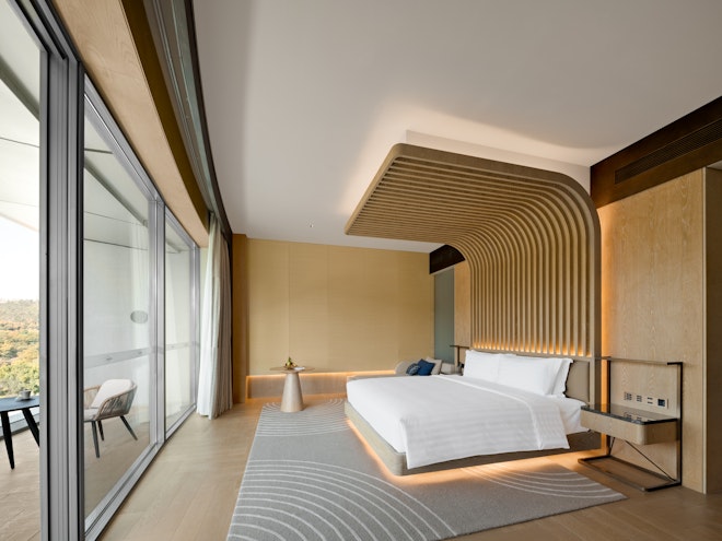 Luxury Lakeview King Room - Bedroom