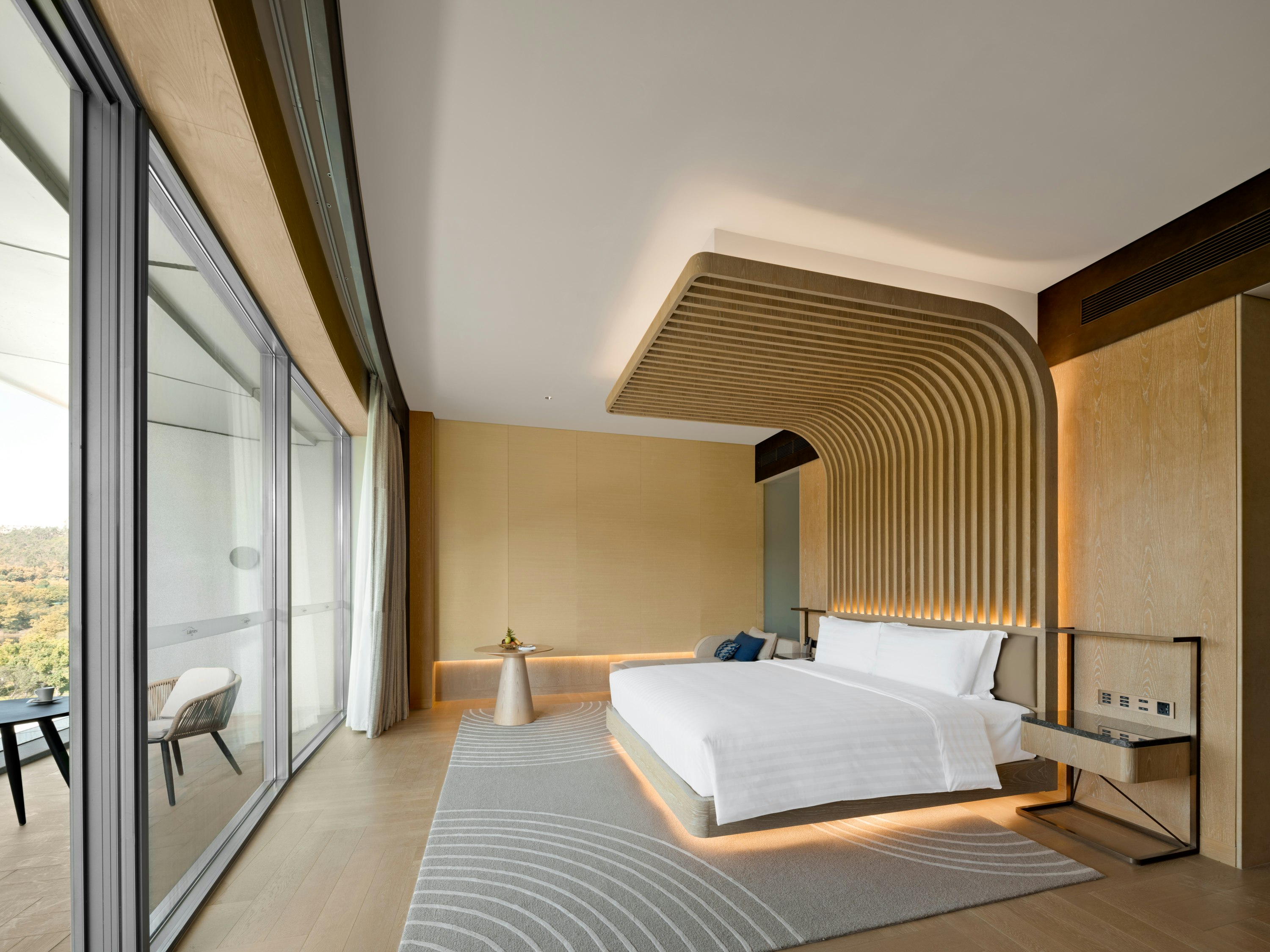 Luxury Lakeview King Room - Bedroom