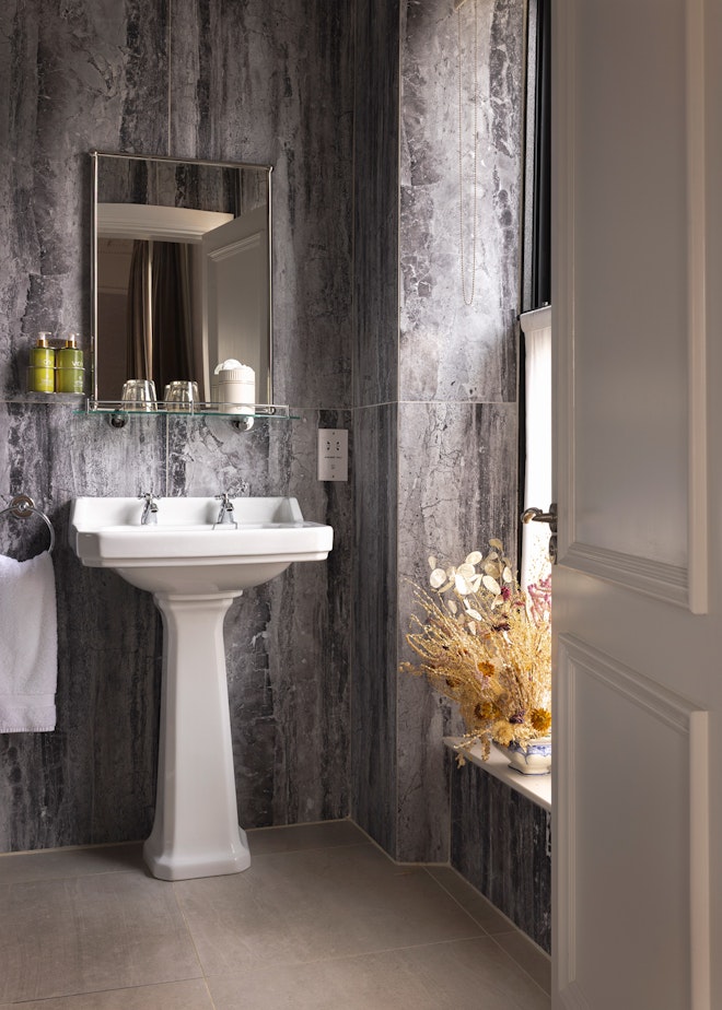 Signature Deluxe Room - Bathroom