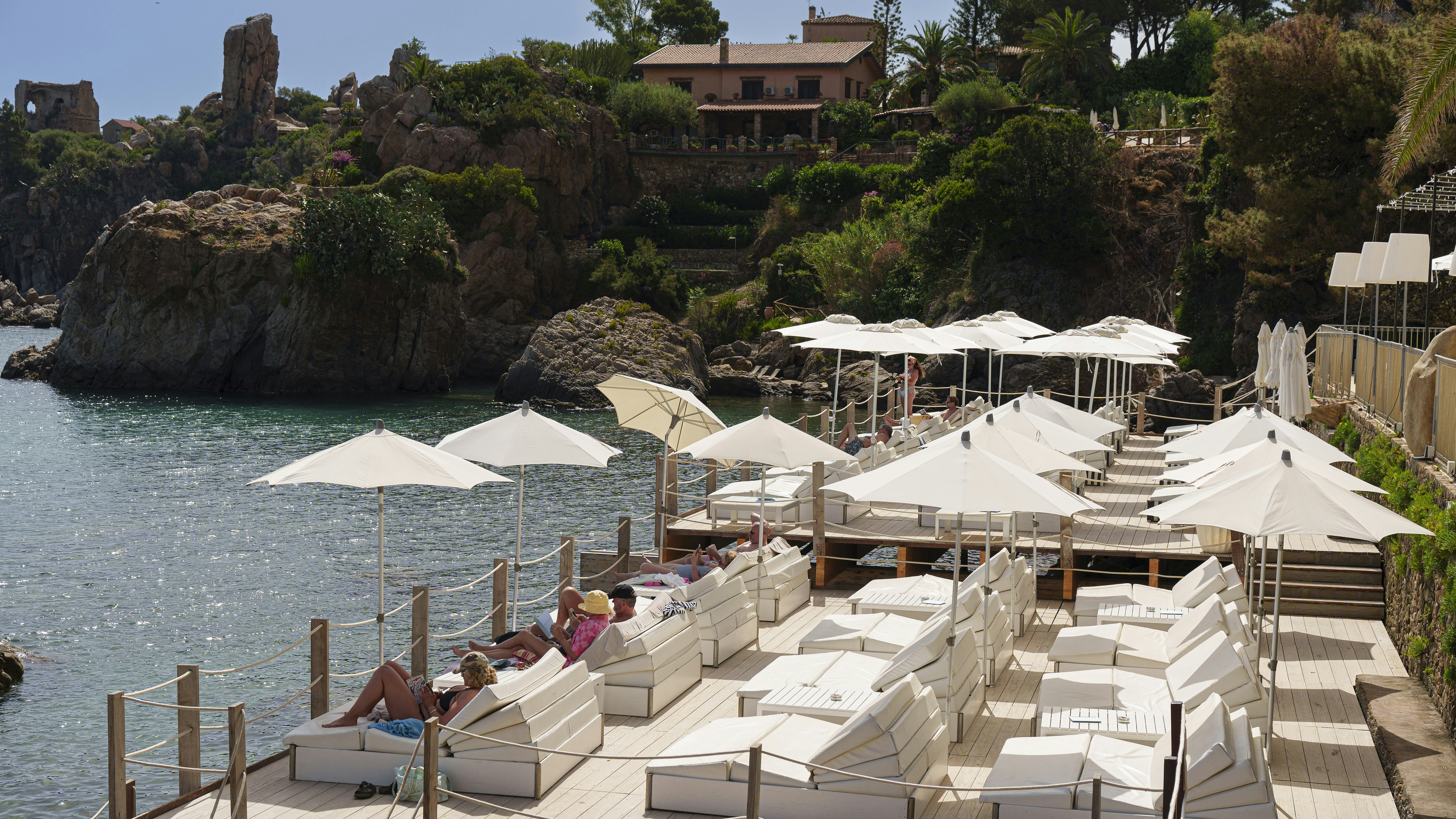 Calette Reef Club - Waterfront Relaxation